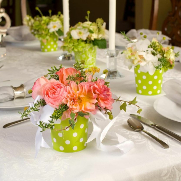 table d'idées déco pots de fleurs fraîches colorées