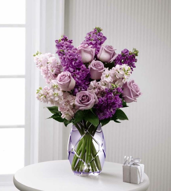 fleurs de décoration de table dans un beau vase captivent la vue