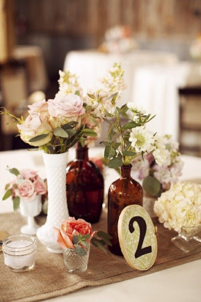 décoration de table idées créatives florales bouteilles festivement décorer