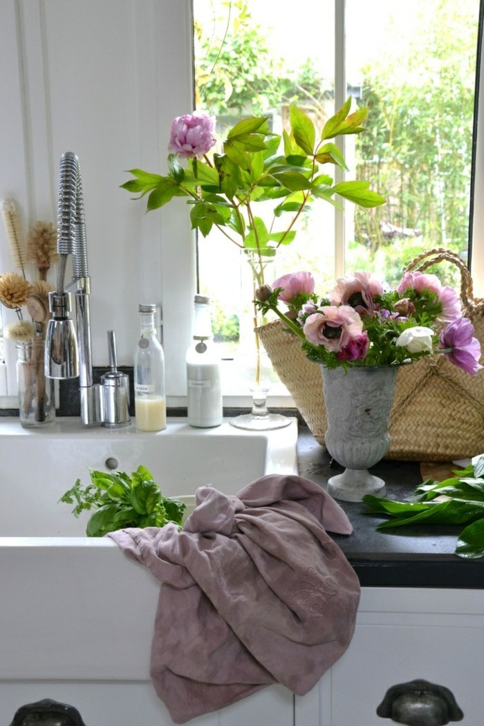 Idées déco de décoration de table avec des fleurs dans des vases pour la cuisine