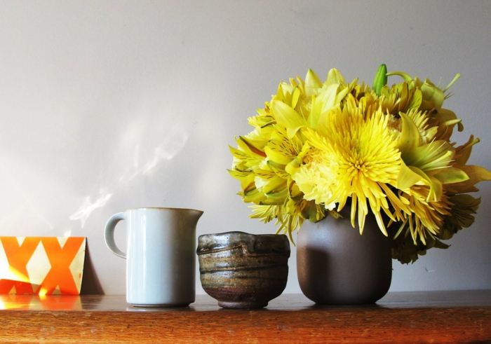 décoration de table avec des fleurs jaune frais