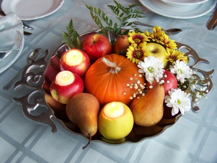 επιτραπέζια διακόσμηση για το φθινόπωρο με μήλα κολοκύθας και κεριά