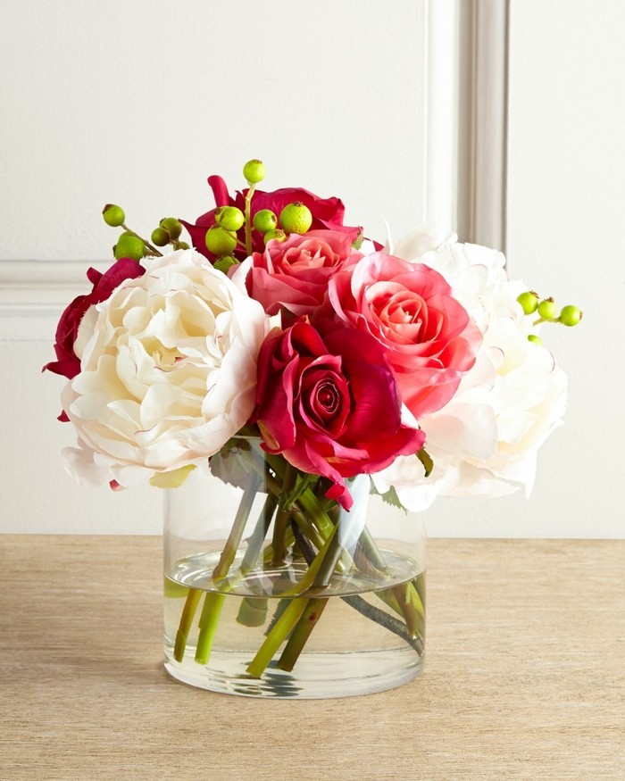 vase vitreux de décoration de table avec des fleurs fraîches