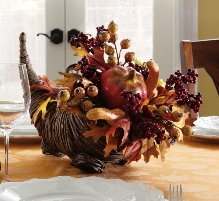 επιτραπέζια διακόσμηση το φθινόπωρο ασυνήθιστες ιδέες διακόσμησης με φρούτα και φύλλα του φθινοπ