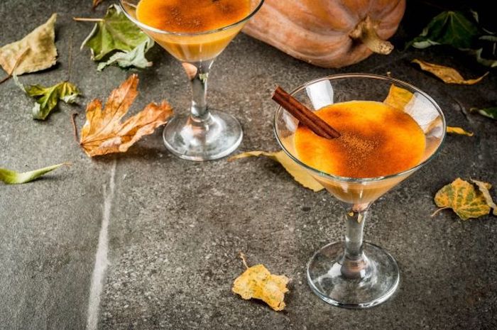 stalo dekoravimas rudens gėrimai cinamono lazdelės rudens lapai