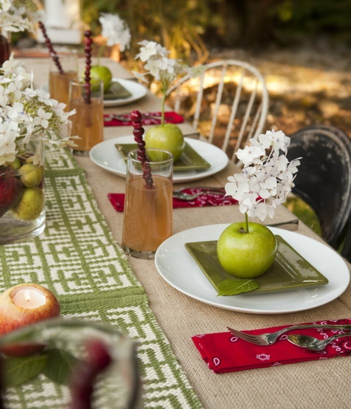 επιτραπέζια διακόσμηση το φθινόπωρο με μήλα και δροσερό τραπέζι