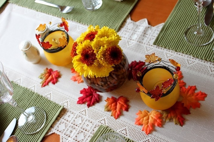 stalo dekoravimas rudenį su chrizantemomis rudenį lapai vėjo žiburiai