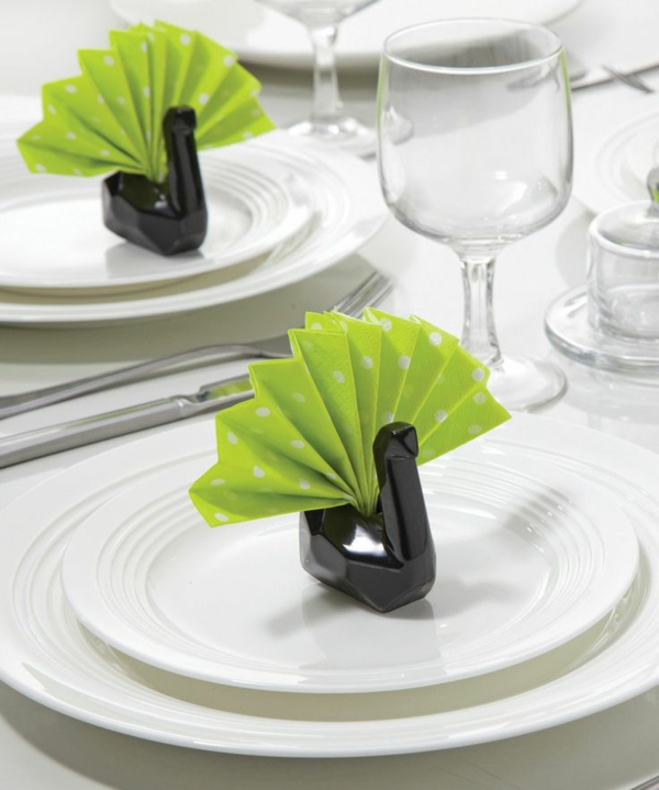 bord dekorasjon ideer fjær svart svan deco papir servietter brette instruksjon