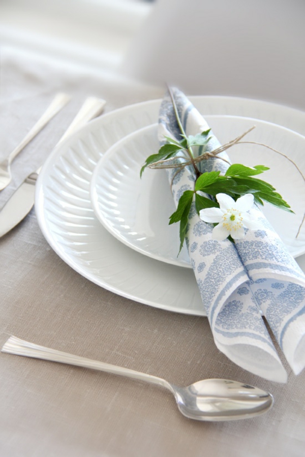 bord dekorasjon ideer med servietter og blomster papir servietter folding instruksjon