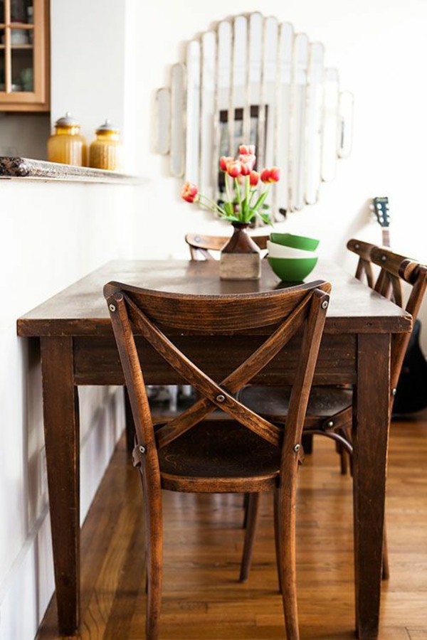 stalo apdailos idėjos su tulpėmis, mediniu pietų stalu su kėdėmis