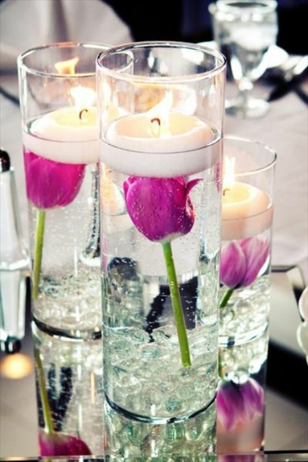 идеи за декорация на маса с лалета украса на маса лилави свещи