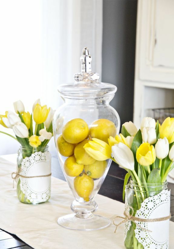 stalo apdailos idėjos su tulpėmis, citrinomis, stalelio apdaila, kaimiškas