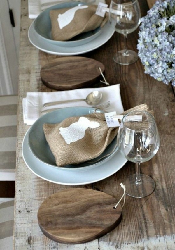 stalo apdailos idėjos ostertischdeko džiuto maišas Velykų zuiku atspaudas medinis stalas