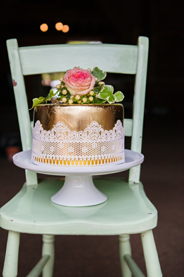 idées de décoration de table rustique style chaise en bois gâteau stand tarte or
