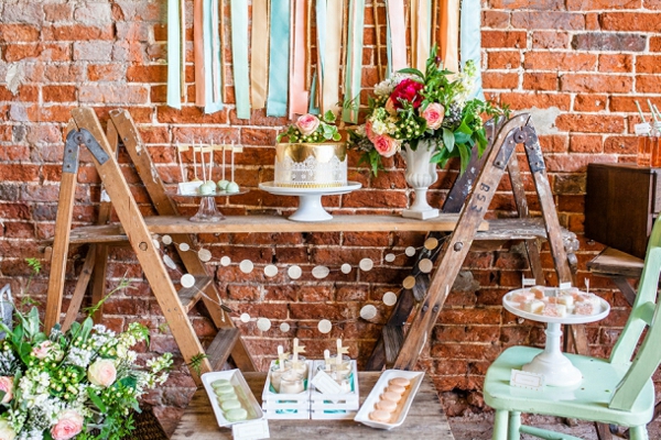 таблица украса идеи селски стил дървена маса тухлена стена десерт