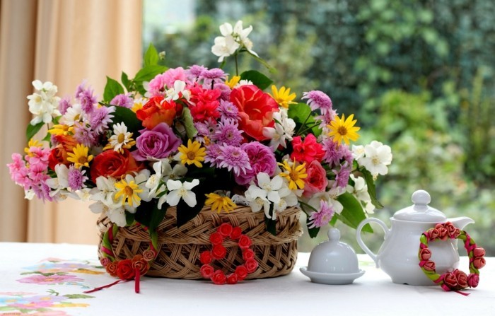 Décoration de table avec des fleurs.Des idées fraîches dans de belles couleurs