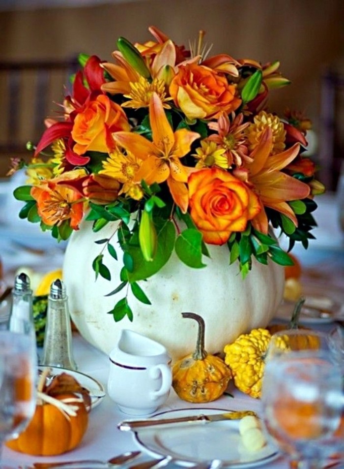 Διακοσμήστε διακόσμηση με κολοκύθες και λουλούδια