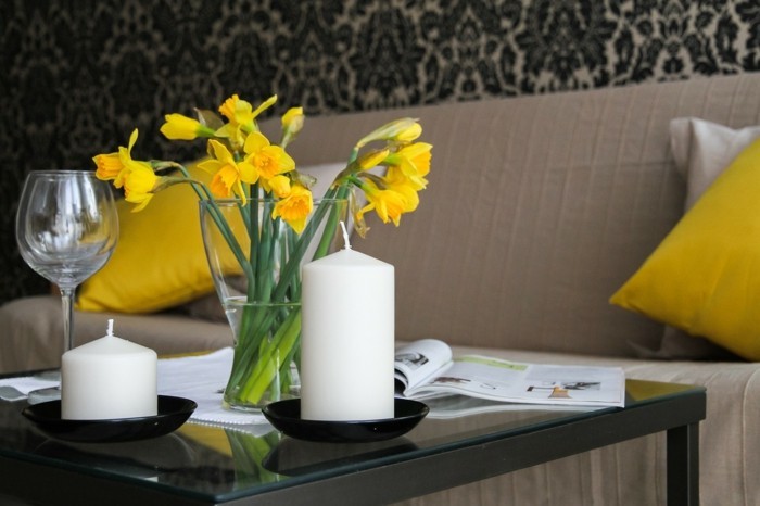 decoración de mesa con narcisos apartamento velas de pilar blanco