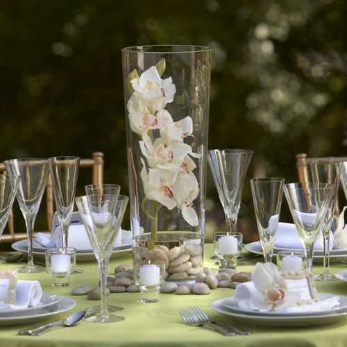 декорация на маса с орнаменти стъклена ваза