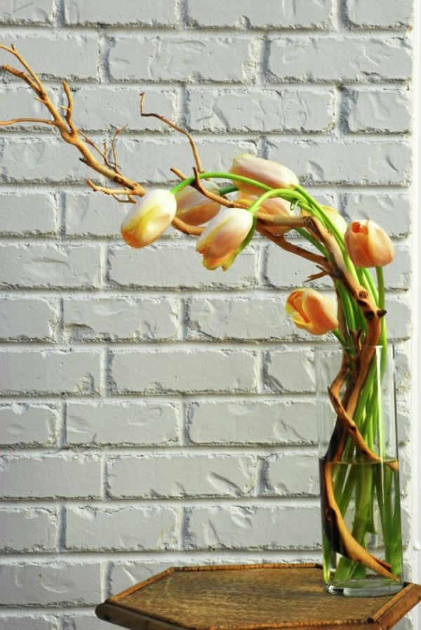 πίνακας διακόσμηση με λουλούδια τουλίπες οργανώσει τραπέζι καφέ ξύλο τοίχο από τούβλα