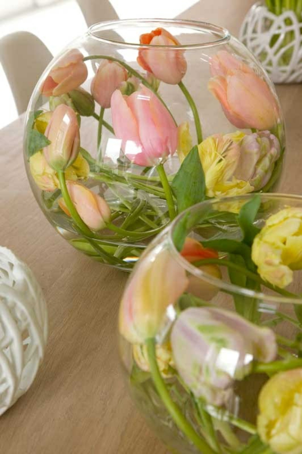 stalo dekoravimas su tulpėmis, šventinis stalas, apdailos idėjos, stiklo sferos