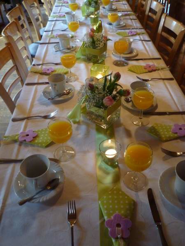 dekorere bordindretning med tulipaner påske dekoration klædeskab