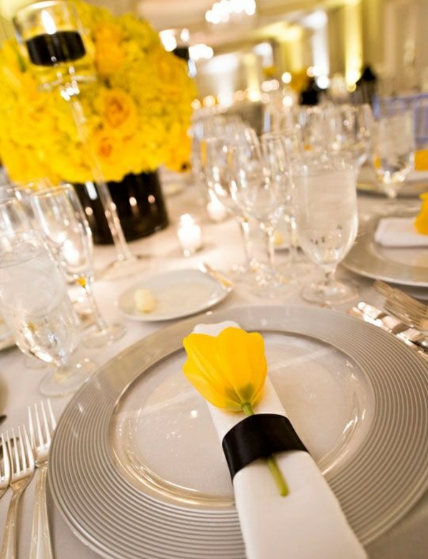 stalo dekoravimas su tulpėmis servetėlėmis, geltona tulpine juoda lankas