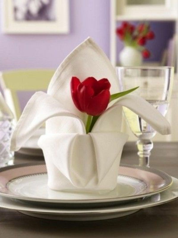 bord dekorasjon med tulipanduk servietter brette rød tulipan