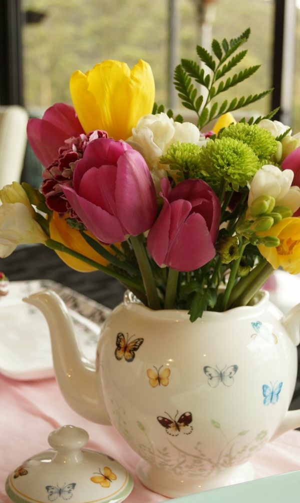 borddekorasjon rustikk bord dekorasjon ideer med tulipaner