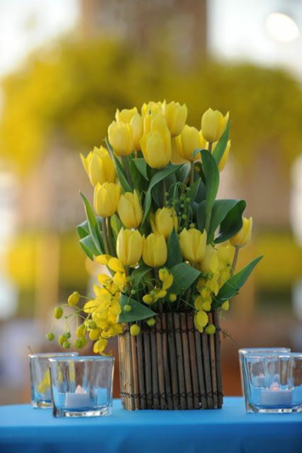 stalo dekoravimas kaimiškas stalo papuošimas su geltonais tulpėmis sodo vakarėlis