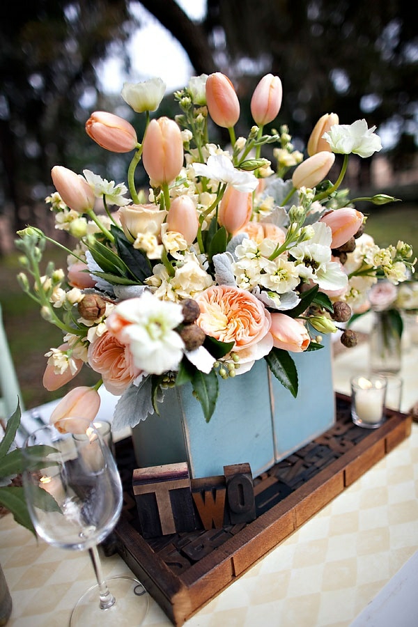 bord dekoration selv gøre haven party blomster arrangere tulipaner