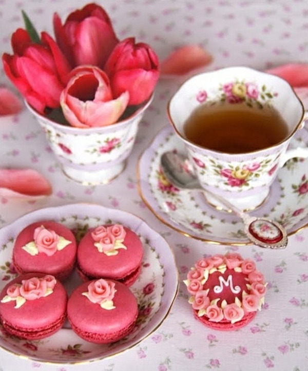 שולחן קישוט עושה תה אדום צבעונים