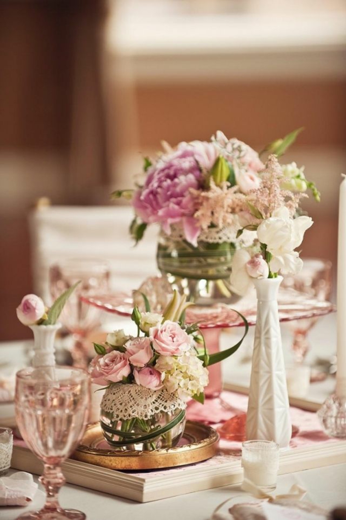 επιτραπέζια διακόσμηση γάμου floral deco γυαλιά πορσελάνη βάζα δαντέλα τριαντάφυλλα παιωνία τριαντάφυλλα