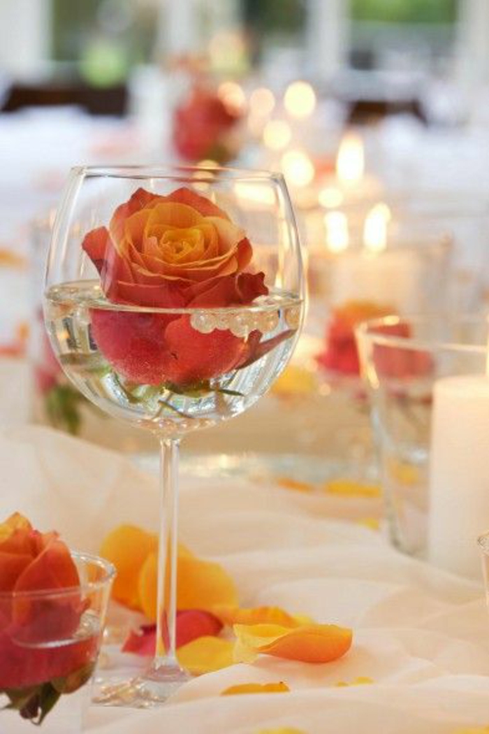 διακοσμητικό τραπέζι γάμου γυαλιά μαργαριτάρια τριαντάφυλλα