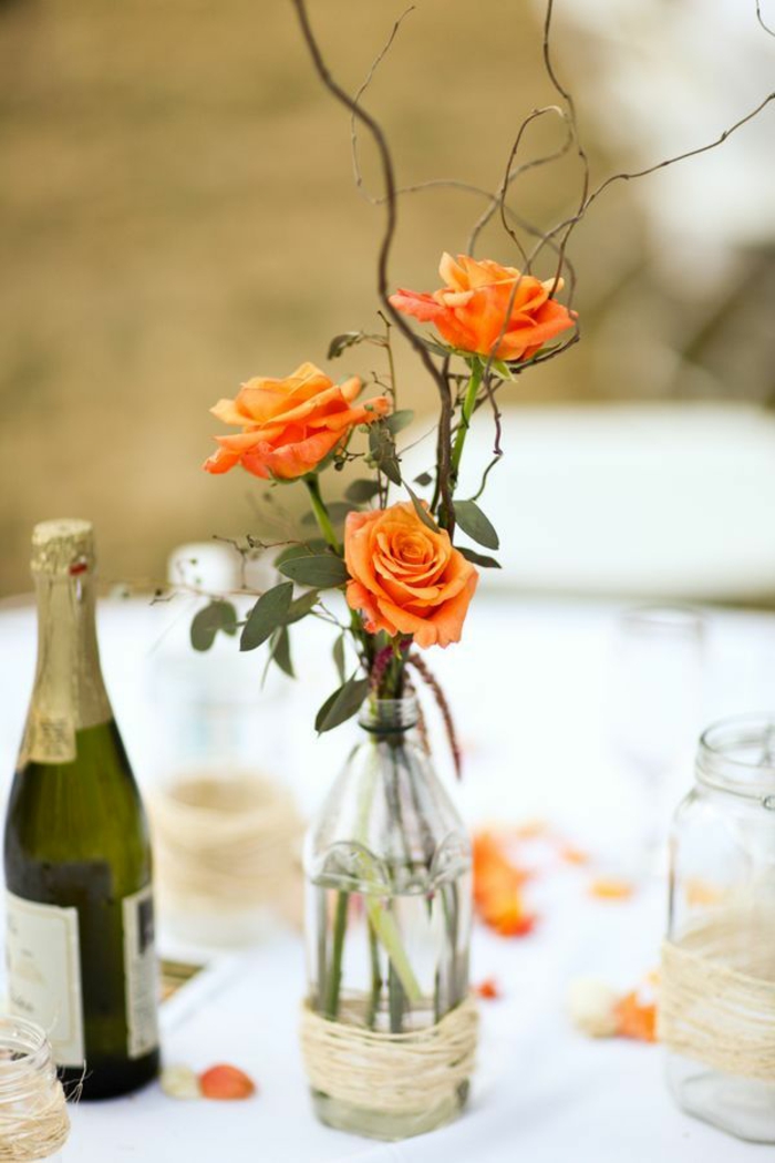 πίνακας διακόσμηση γάμος πορτοκαλί χρώμα τριαντάφυλλα γυάλινα δοχεία
