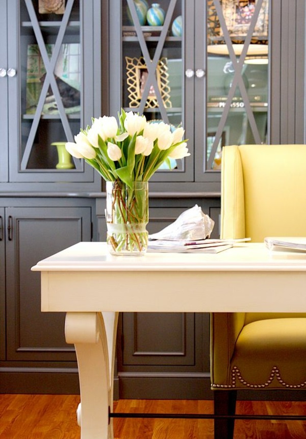 dekorere bord dekorere vas med tulipaner arbeidsrom