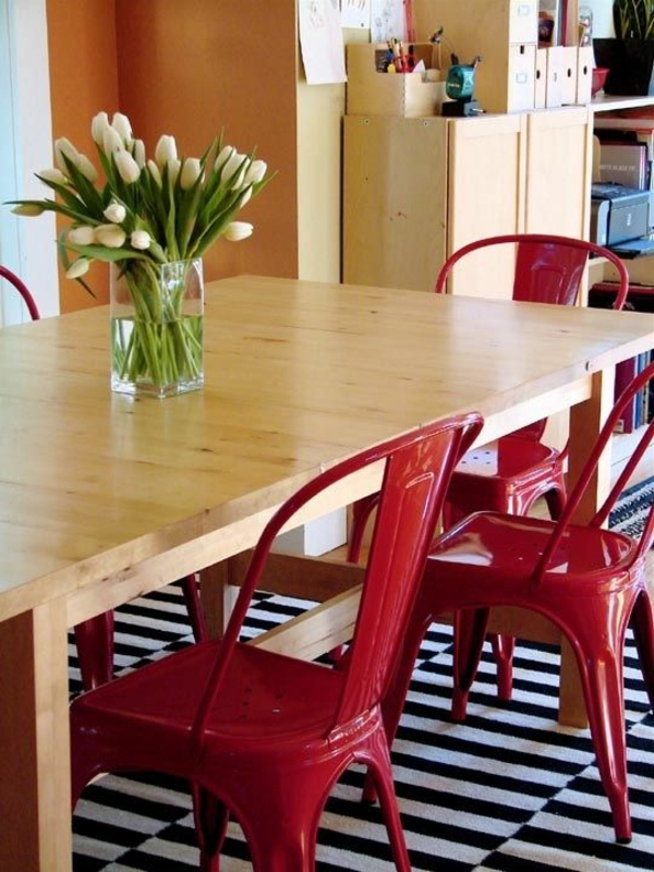 staleliai dekoravimo vazos su tulpėmis pietų stalu su kėdėmis