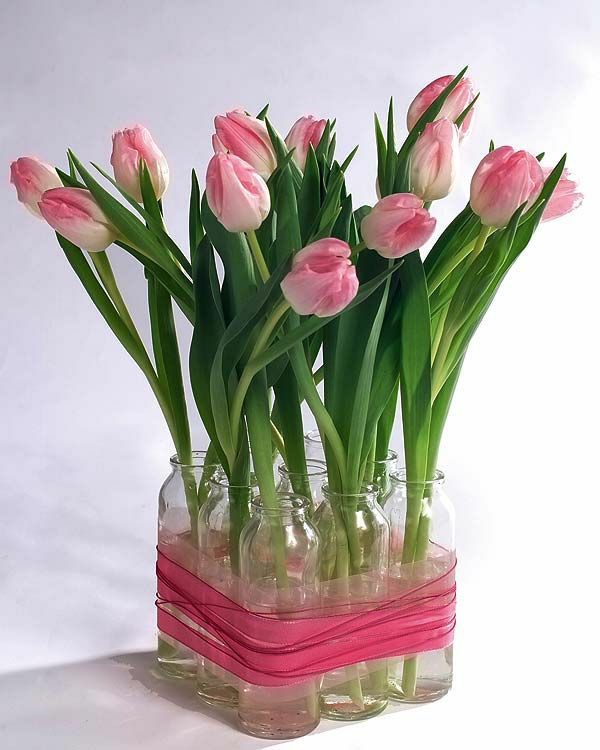Decorate table decorations with tulips. Make your own floral arrangements