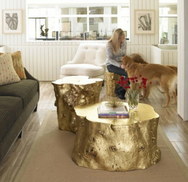 tafels stoelen gouden geschilderde decoratie idee boomstronk