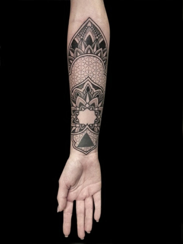 idei grozave pentru tatuajul underarm geometric