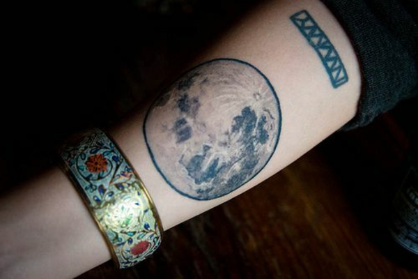 ideoita kyynärvarren tatuointi ideoita Moon realistinen