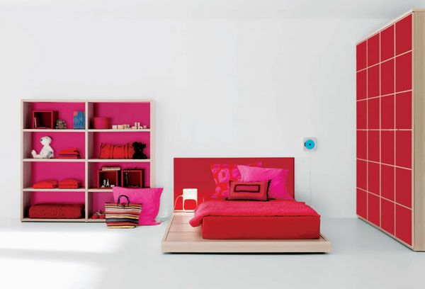 младежка стая за момиче червено шкафче легло
