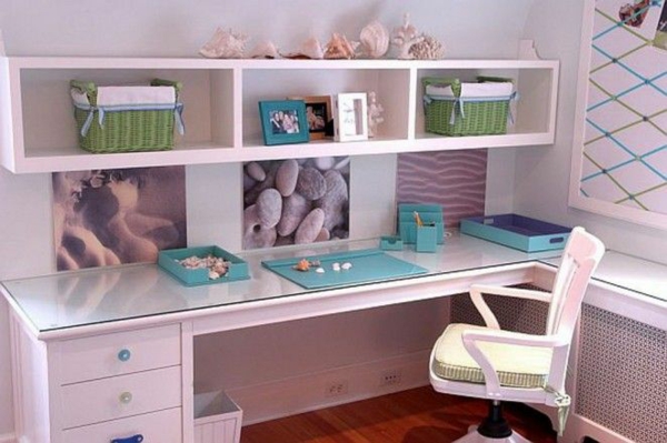 младежка стая за момичета, които пишат офис стена шелф