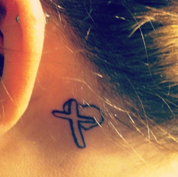 伟大的纹身想法纹身在耳朵后面交叉
