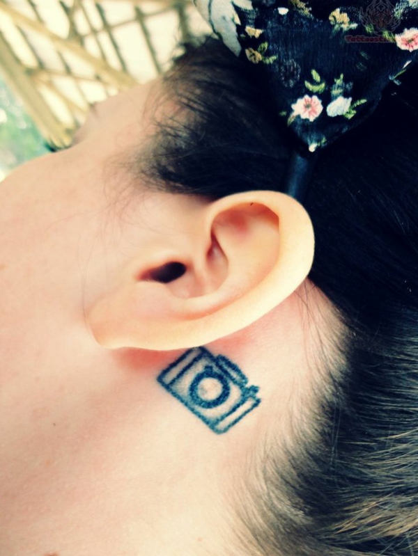 纹身思想纹身后面的相机的耳朵