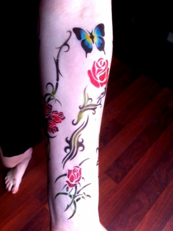 käsivarsi tatuointi idea perhonen viiniköynnöksen ruusuja