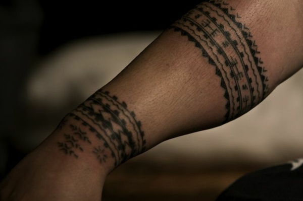 tatouage d'avant-bras polynésien cool