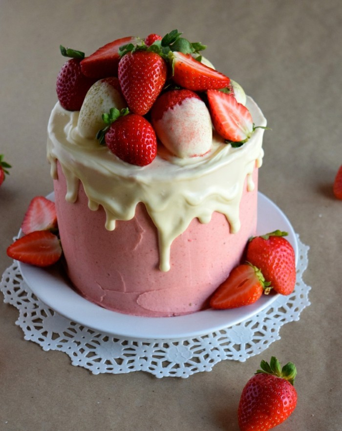 taart versieren aardbei roze crème