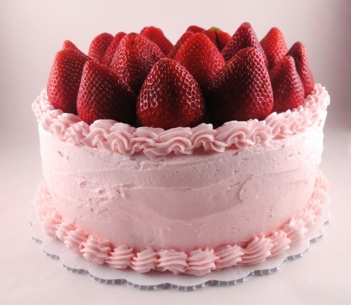 taart versieren verjaardagstaart versieren aardbei roze crème