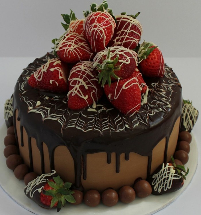 taart decoreren ideeën met aardbeien chique chocolade taart verjaardag